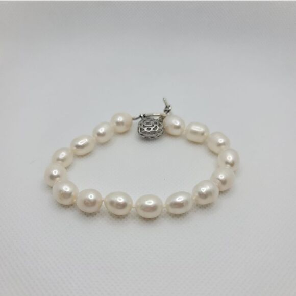 UNBRANDED Faux Pearl Bracelet  - Picture 3 of 3